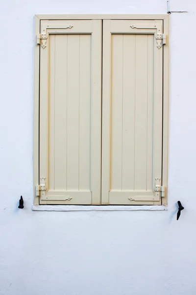 Żółte drewniane okno niewidomych — Zdjęcie stockowe