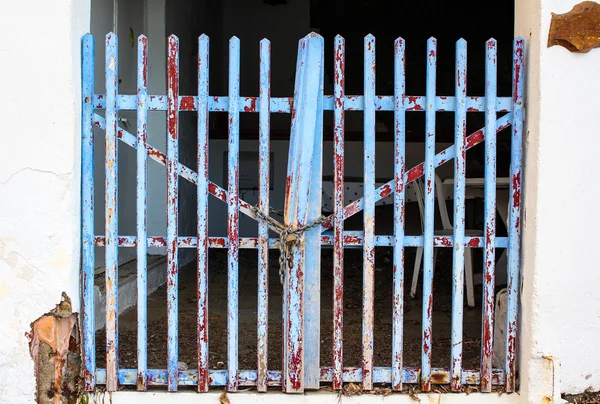 Gamla begagnade blå staket — Stockfoto