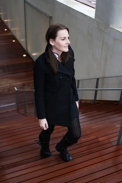 Brunette vrouw lopen trap — Stockfoto