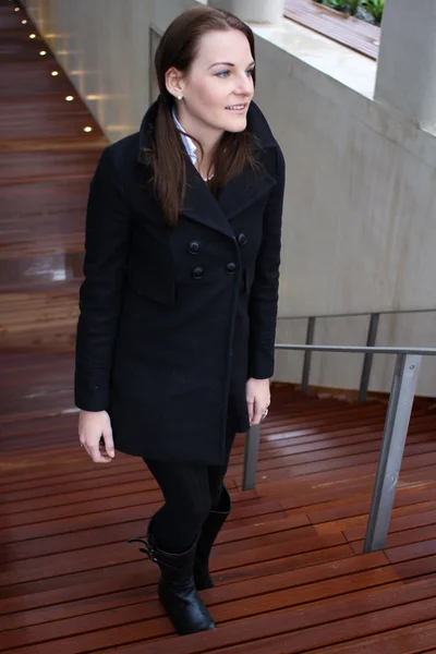 Brunette vrouw lopen trap — Stockfoto