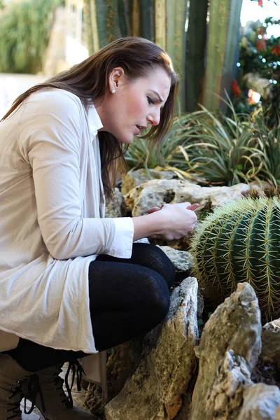 La mujer se pinchó en una espina de un cactus — Foto de Stock