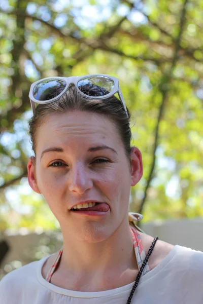 Brunette vrouw toont haar tong — Stockfoto