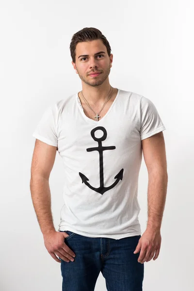 Bruneta mladík s kotevní tričko — Stock fotografie
