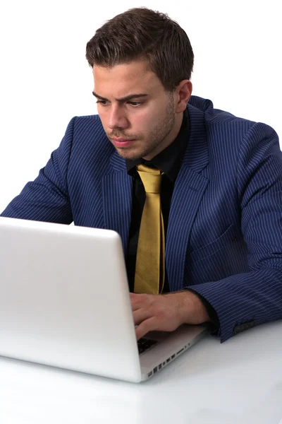 Jonge zakenman werken aan is hij laptop — Stockfoto