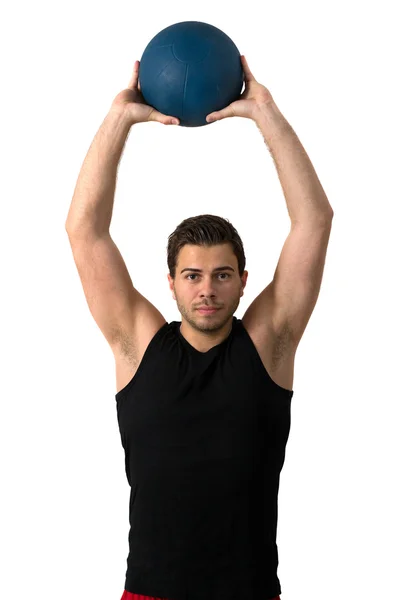 Attraktive brünette Mann trainiert mit einem Medizinball — Stockfoto