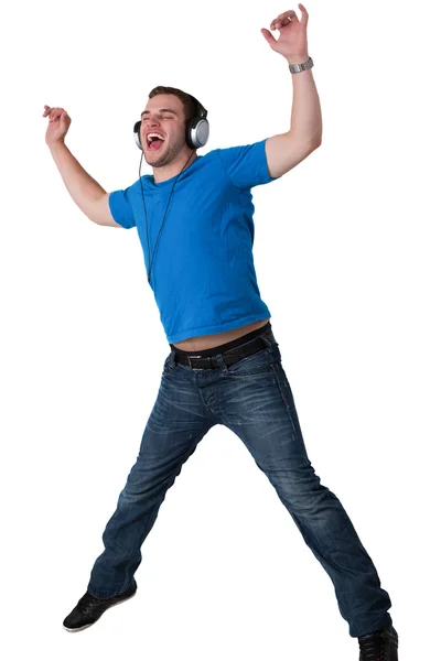 Молодой человек слушает музыку и прыгает — стоковое фото