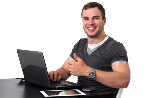 Joven hombre feliz trabajando en PC — Foto de Stock