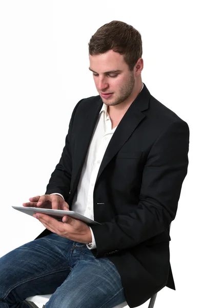 Νεαρός επιχειρηματίας που εργάζεται σε ένα tablet pc — Φωτογραφία Αρχείου
