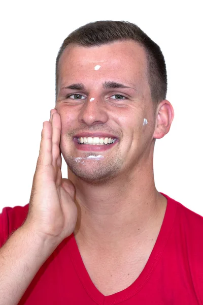 Jovem homem branco com creme hidratante no rosto — Fotografia de Stock