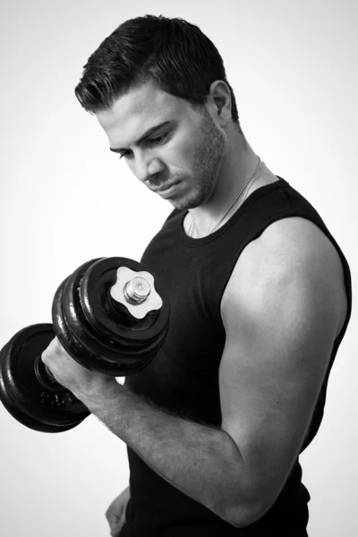 Attraktiver junger Mann trainiert mit Gewichten — Stockfoto