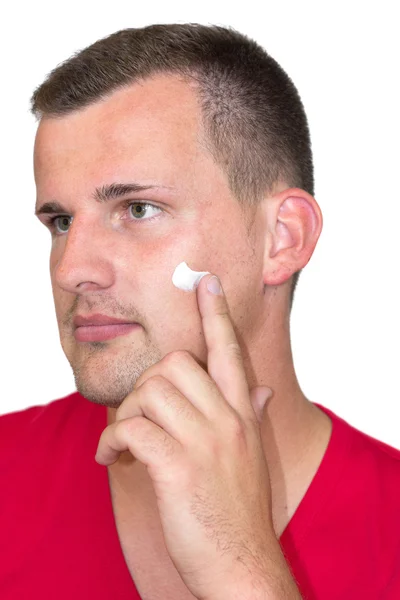 Joven hombre blanco con crema hidratante en la cara —  Fotos de Stock