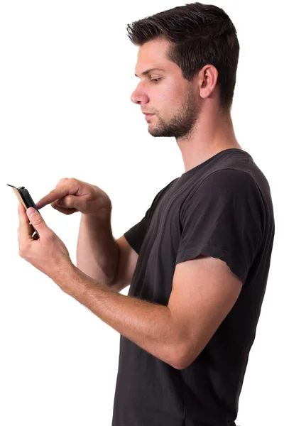 Ung man som arbetar på sin smartphone — Stockfoto