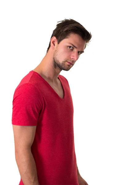 Junger attraktiver Mann im roten T-Shirt — Stockfoto
