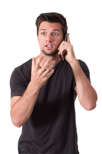 Velmi rozhněvaný mladý muž mluvit o telefonu — Stock fotografie