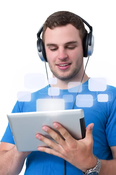 Mladý muž se sluchátky, pracovat na počítači tablet pc — Stock fotografie