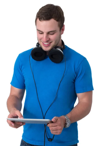 Jovem com fones de ouvido trabalhando em um tablet pc — Fotografia de Stock