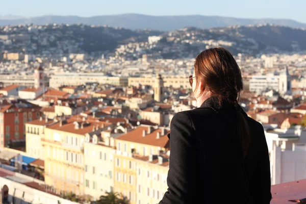 Kadın güzel kenti aşağı bakıyor — Stok fotoğraf