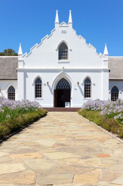 franschhoek mavi gökyüzünün önünde beyaz kilise