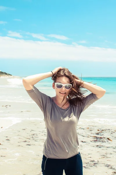 Vrouw aan het strand van kommetjie — Stockfoto