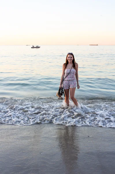 Vrouw havin plezier in het water op het strand — Stockfoto