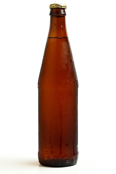 Una botella de cerveza oscura . — Foto de Stock