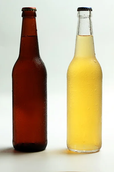 Cerveza oscura y ligera . —  Fotos de Stock