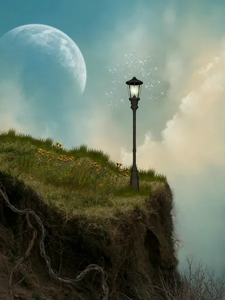 Клифф с лампой и большой луной — стоковое фото