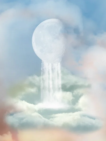Луна с водопадом — стоковое фото
