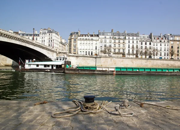 Passagem de uma barcaça no Sena — Fotografia de Stock