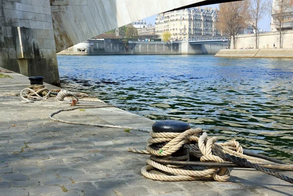 Barcaça de amarração cais do Sena Paris — Fotografia de Stock