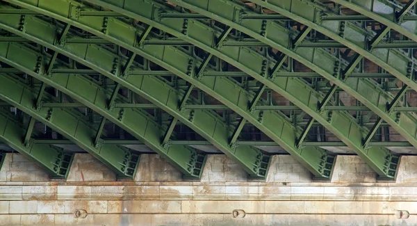 Stahlkonstruktion unter einer Brücke — Stockfoto