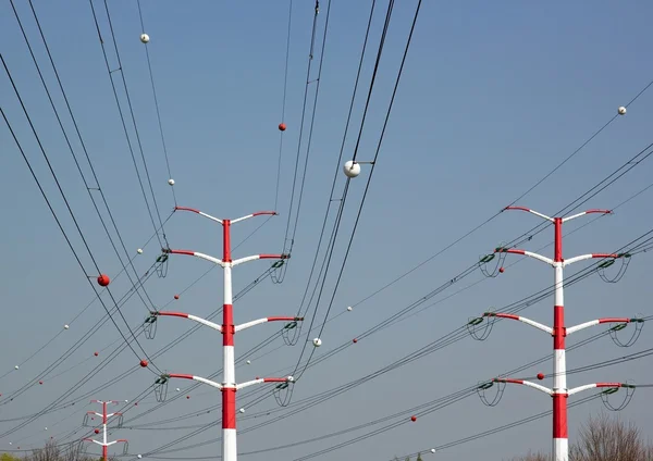 Pylons e linhas de alta tensão — Fotografia de Stock