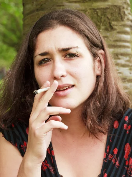 Nuori nainen tupakointi — kuvapankkivalokuva