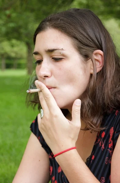 Wanita merokok di luar ruangan — Stok Foto