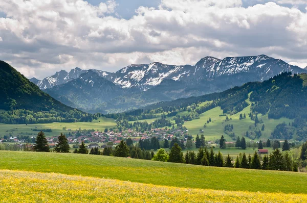 Pohled na vesnici buching v Bavorských Alpách — Stock fotografie