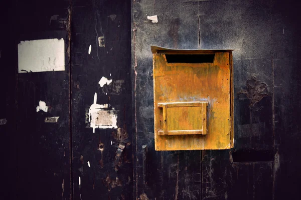 Caixa de correio de madeira amarela rústica — Fotografia de Stock