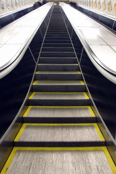 Escada rolante em movimento — Fotografia de Stock