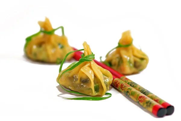 Kinesiska dumplings och ätpinnar — Stockfoto