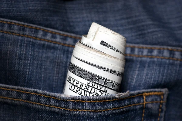 Долларовые купюры в кармане джинсов — стоковое фото