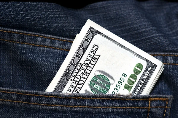 Долларовые купюры в кармане джинсов — стоковое фото