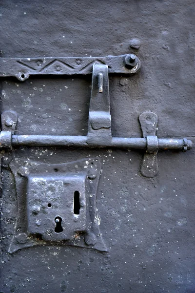 Металевий замок на виставлених дверях — стокове фото