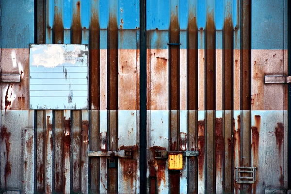 Σκουριασμένο μεταλλικό δοχείο πόρτα — Φωτογραφία Αρχείου