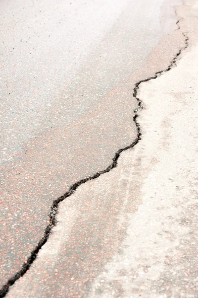 Spricka i asfalt — Stockfoto