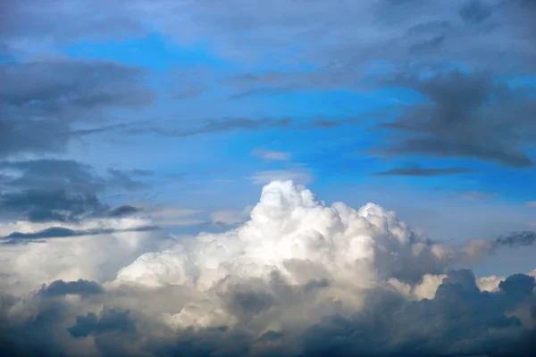 Bílé mraky na modré obloze — Stock fotografie