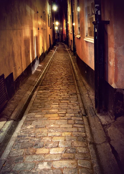 Узкая улица в Стокгольме ночью — стоковое фото
