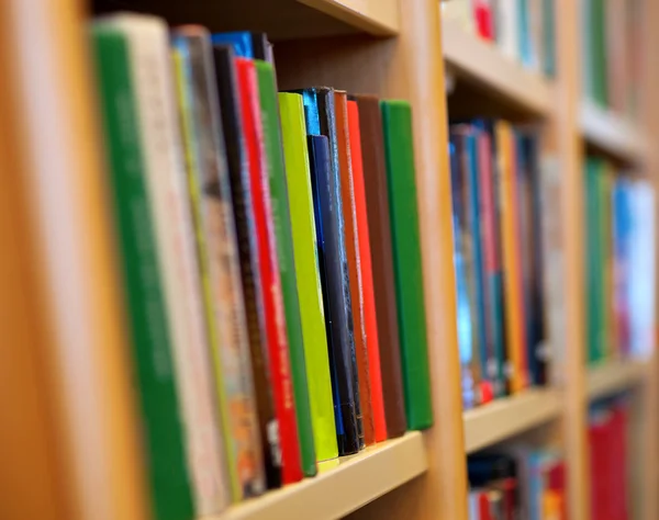 Böcker i bokhylla — Stockfoto