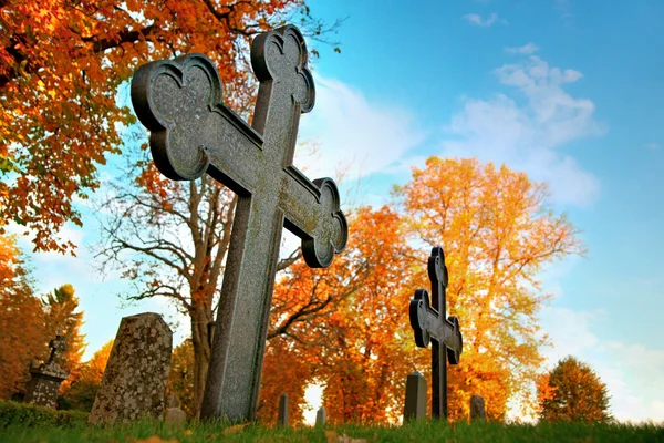 Металлический крест на кладбище — стоковое фото