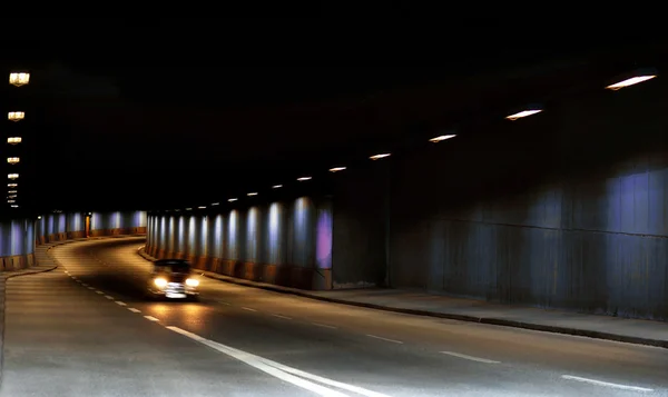 Auto v tunelu — Stock fotografie
