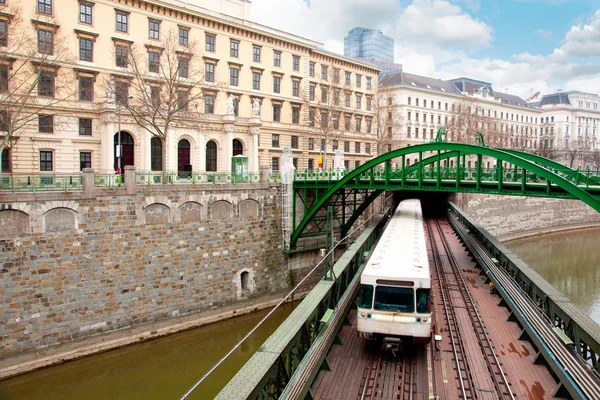 Railway bridge and train in Vienna — Stock Photo, Image