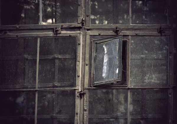 汚れた古い窓 — ストック写真